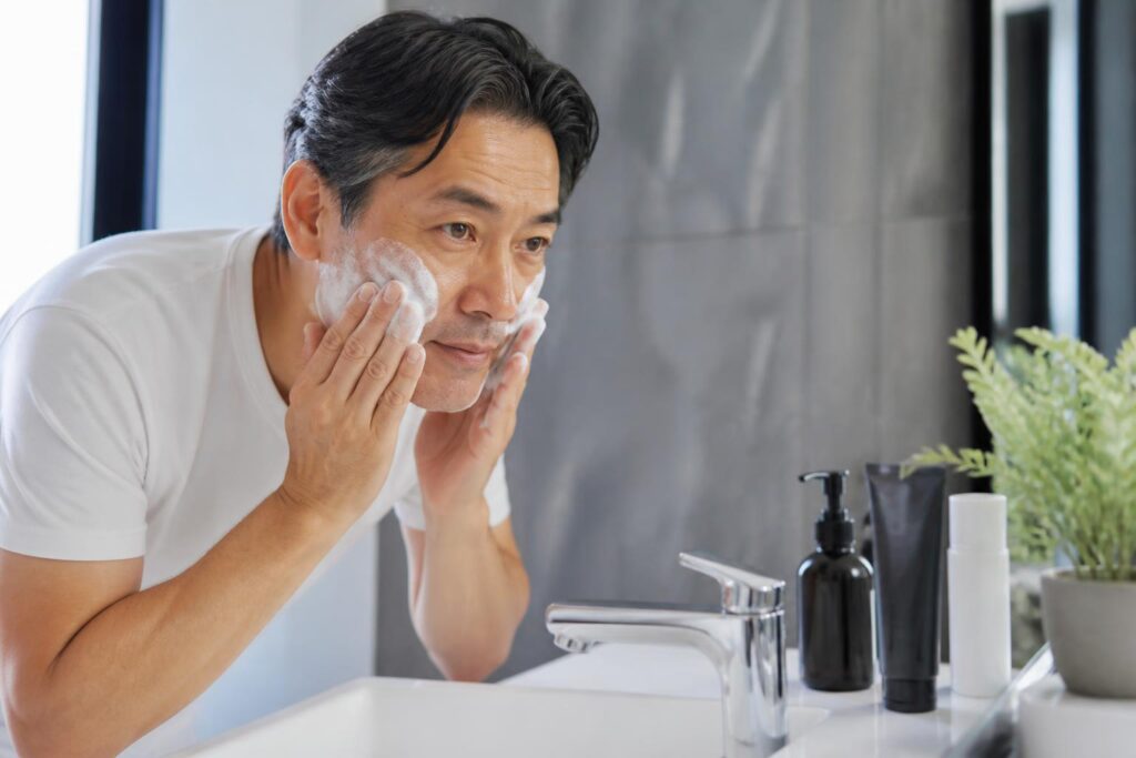 50代男性の顔のテカリ防止にはどんな方法が効果的？