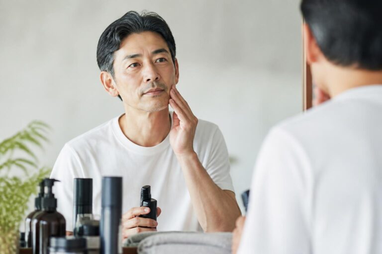 50代男性のスキンケアは朝と夜で何が違う？