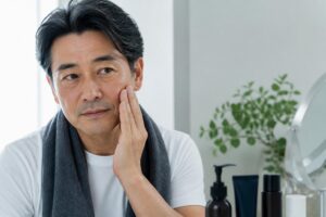 50代男性が化粧水でしみる原因は？